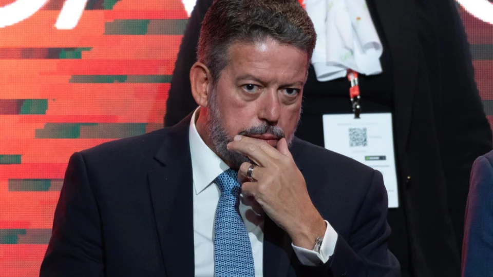Sucessão na Câmara: Arthur Lira retornará a Brasília e pode anunciar apoio