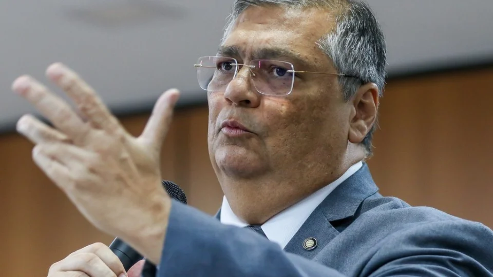 Forças Armadas não vão atuar nas ruas, diz Flávio Dino sobre segurança do Rio