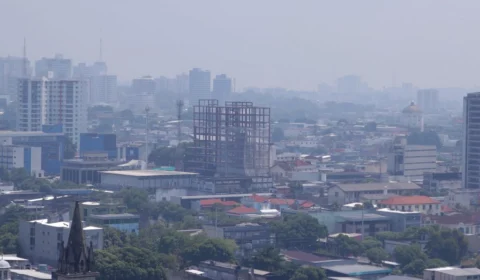 Queimadas continuam e Manaus amanhece com fumaça intensa no ar