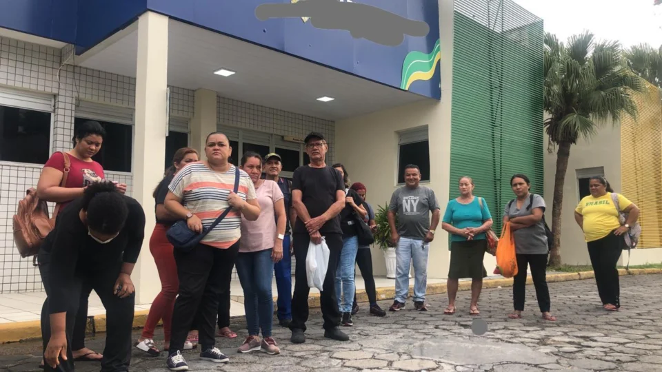 Terceirizados do Hospital Joãozinho protestam por falta de salário em Manaus