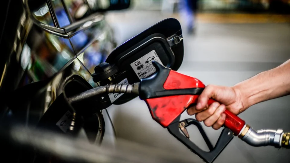 Gasolina passa a ficar mais cara no Brasil do que no exterior
