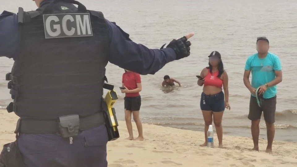 Grupo de banhistas é retirado da praia da Ponta Negra em Manaus