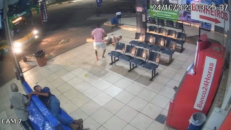 VÍDEO: homem é atacado com golpes de madeira em rodoviária de Gurupi-TO