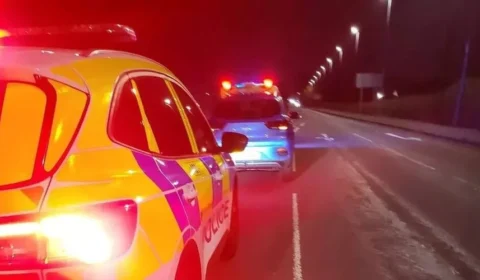 Sequestro? Homem fica preso em carro elétrico a 50 km por hora na Escócia