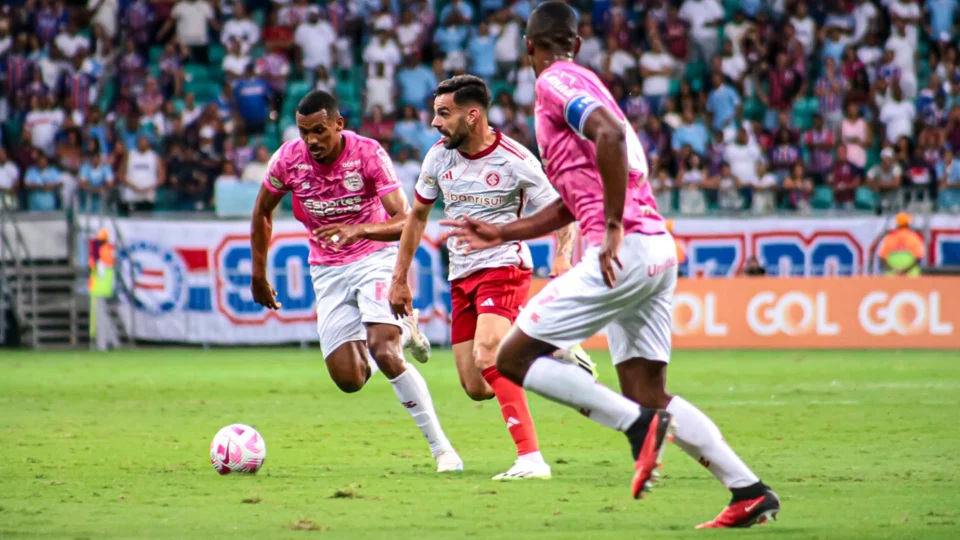 Bahia tem três gols anulados, mas vence Internacional em Salvador