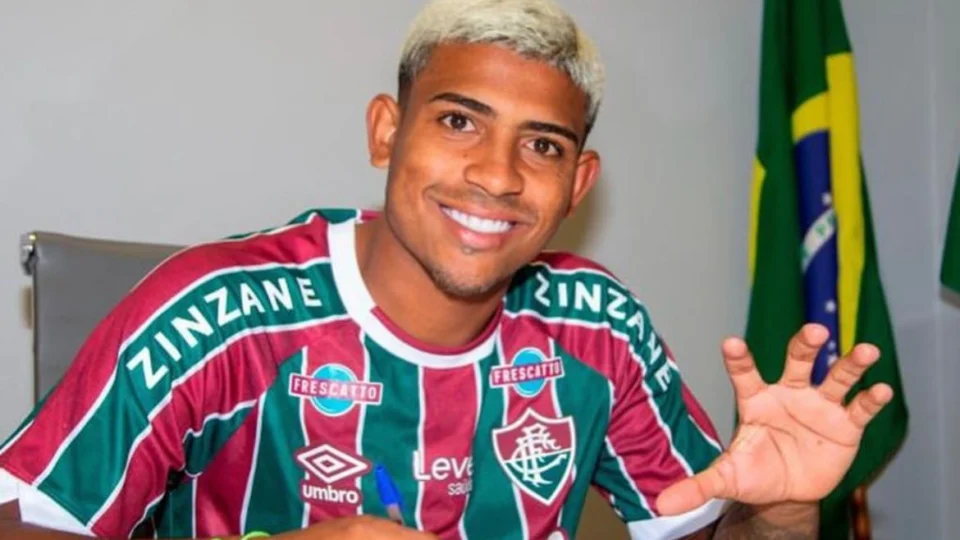 Entre os heróis da classificação, John Kennedy renova com Fluminense