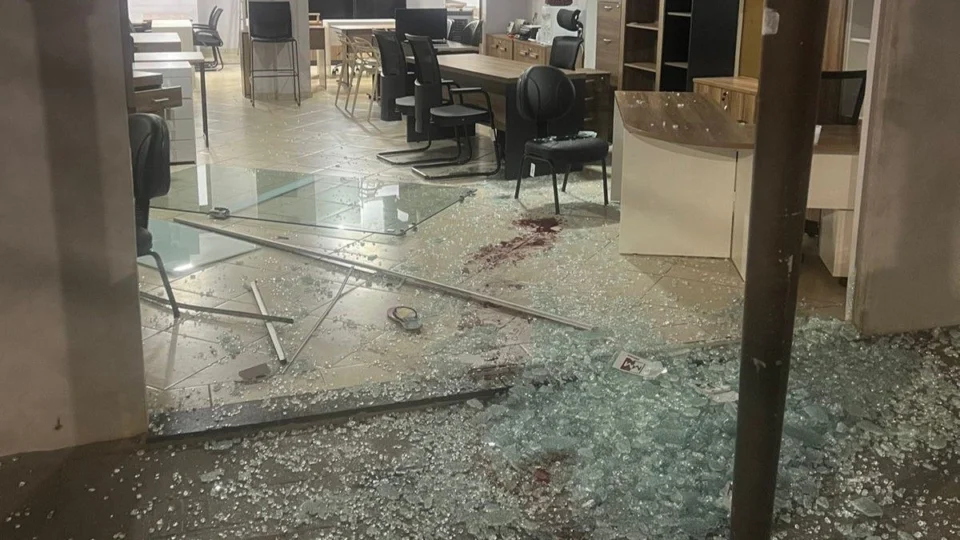 VÍDEO: motociclista invade loja após acidente em Rio Branco