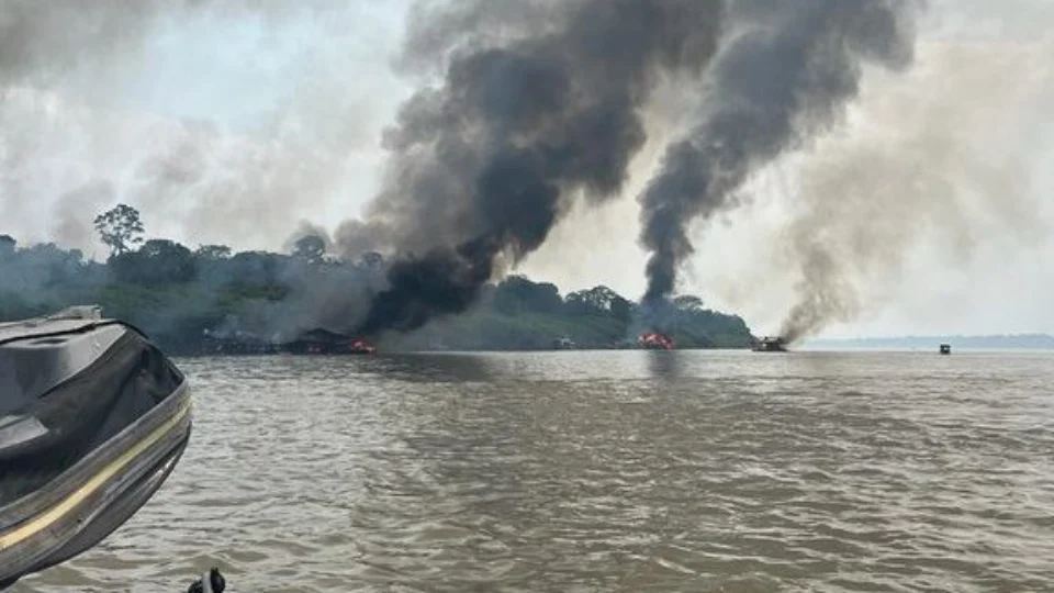 Mais de 140 balsas de garimpo ilegal são destruídas em operação da PF em RO