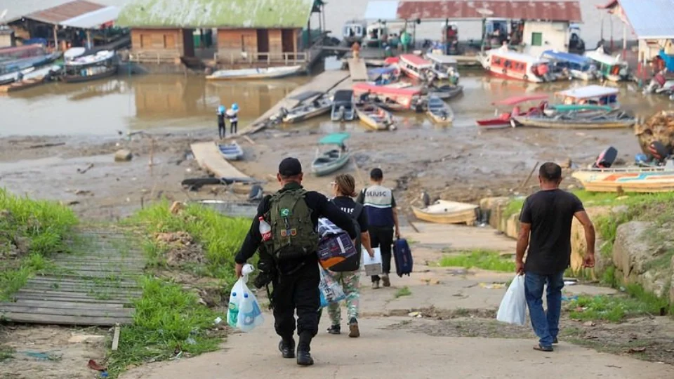Mergulhadores de resgate atuam em Beruri após desbarrancamento no AM