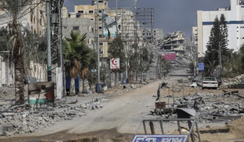 Milhares de pessoas saqueiam armazéns em Gaza; Israel amplia isolamento