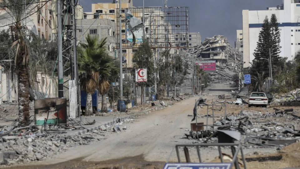 Milhares de pessoas saqueiam armazéns em Gaza; Israel amplia isolamento