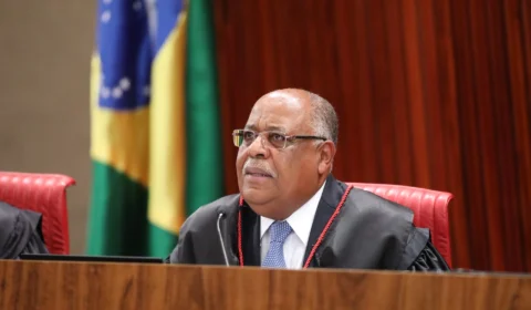 TSE: Benedito Gonçalves vota pela inelegibilidade de Bolsonaro por 8 anos