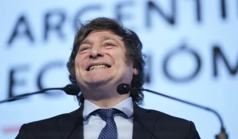 Música de ‘sambista ácido’ é jingle do candidato Milei na Argentina