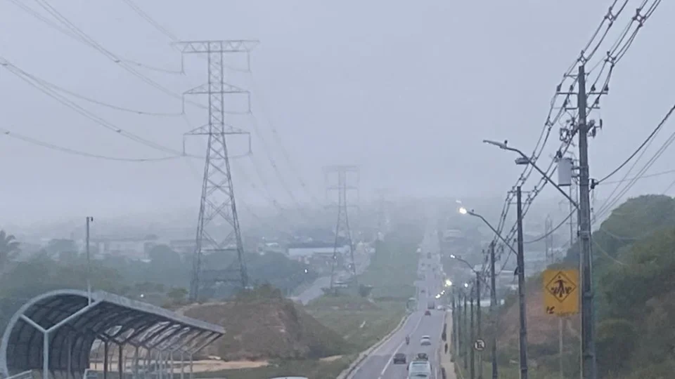Neblina encobre Manaus na manhã desta quinta-feira (19)