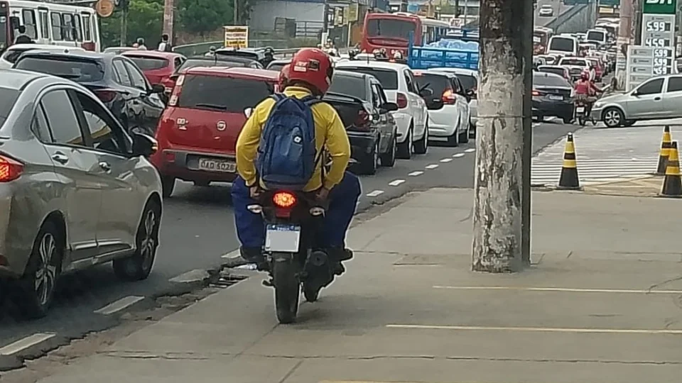 Motoristas são autuados após usar calçada como via na Zona Leste de Manaus