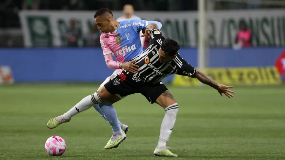 Palmeiras faz jogo caótico e perde para Atlético-MG no Brasileirão