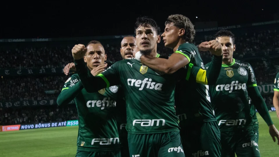 Palmeiras vence Coritiba e estanca crise com 1ª vitória em mais de um mês