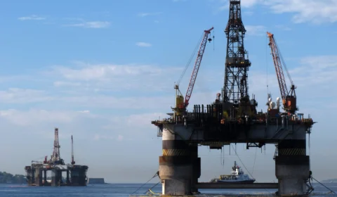 Petróleo fecha em alta, com otimismo por demanda após Fed e estoques dos EUA mais baixos