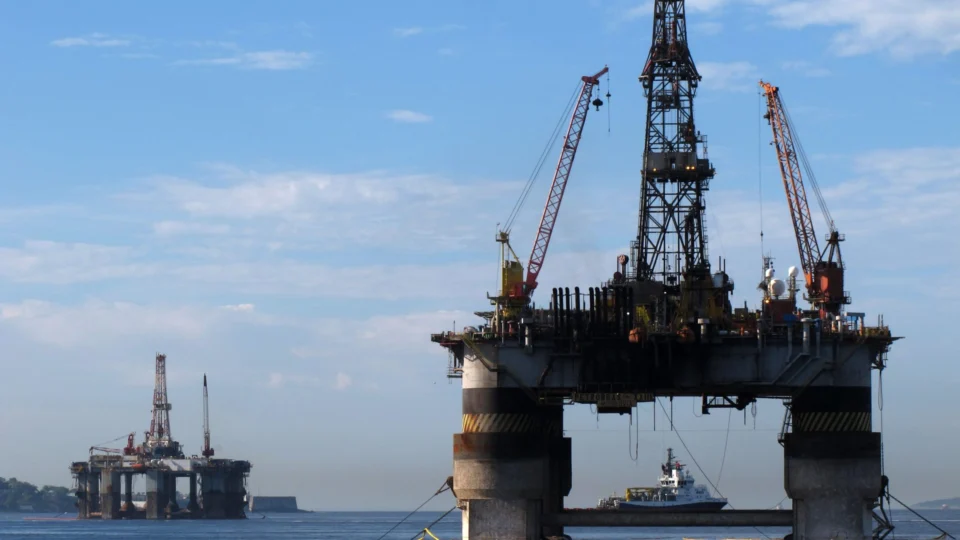 Petróleo fecha em alta, com otimismo por demanda após Fed e estoques dos EUA mais baixos