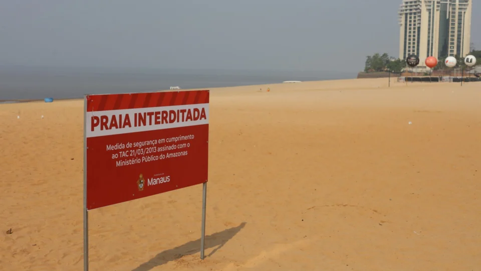 Praia da Ponta Negra está interditada para banho em Manaus