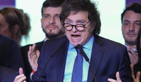 Presidente da Argentina suspende propaganda oficial e reduz cargos públicos