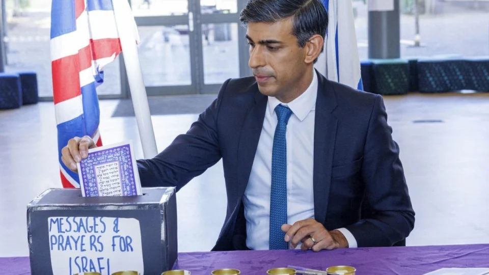 Primeiro-ministro do Reino Unido chega a Israel para prestar solidariedade