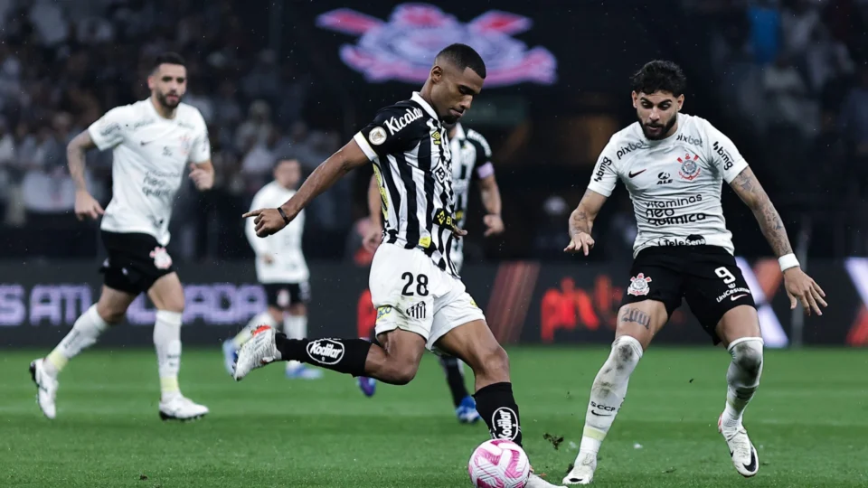 Corinthians e Santos empatam em clássico com gol contra e pênalti