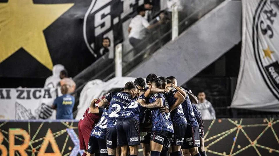 Com vitória sobre o Coritiba, Santos sai da zona de rebaixamento