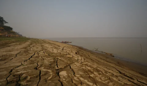 São Gabriel da Cachoeira sofre com a seca e moradores ficam 12h sem energia no AM