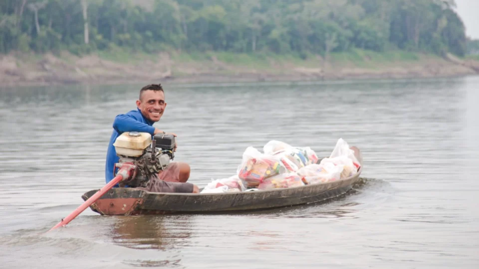 Seca no AM: famílias isoladas recebem ajuda humanitária em Parintins