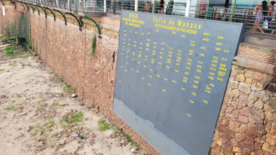 Seca histórica: Rio Negro segue descendo e registra nível em 12,73 m no AM