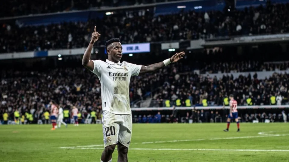 Vinícius Jr. é chamado de mentiroso por jornal de Valência