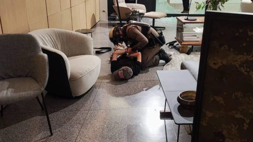 Vídeo: adolescente mata a tiros 3 pessoas em shopping na Tailândia