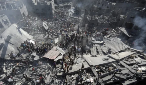 Tropas de Israel entram em Gaza, à medida que incursão terrestre se aproxima