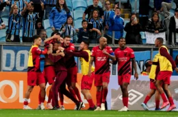 De virada, Athletico-PR vence Grêmio por 2 a 1 