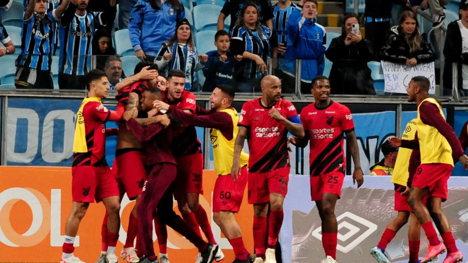 De virada, Athletico-PR vence Grêmio por 2 a 1 