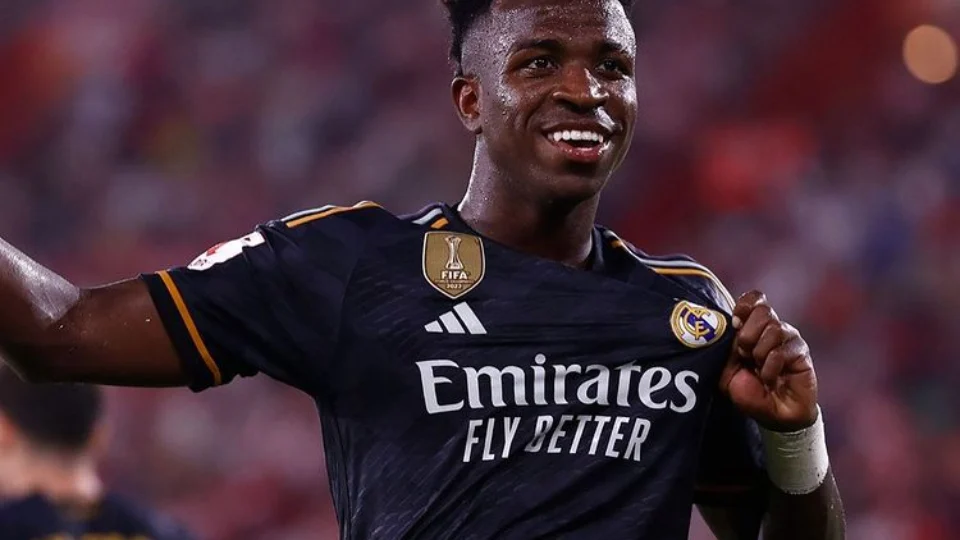 CBF sai em defesa de Vinícius Júnior e condena novas ofensas racistas