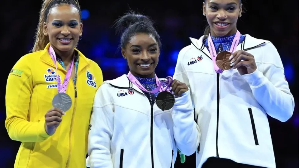 Com Rebeca Andrade no pódio, Simone Biles fatura hexa no mundial