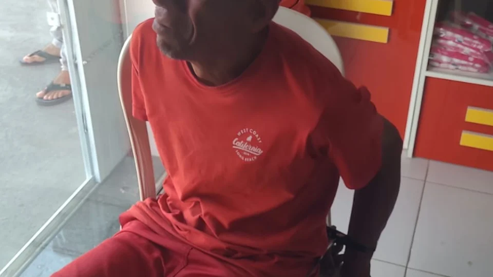 Venezuelano é amarrado por populares após assaltar farmácia em RR