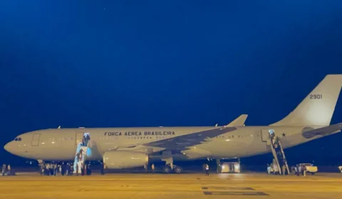 Primeiro avião da FAB com resgatados da guerra em Israel chega ao Brasil