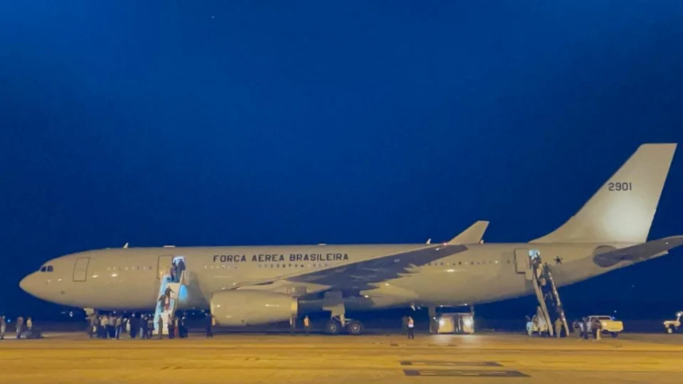 Primeiro avião da FAB com resgatados da guerra em Israel chega ao Brasil