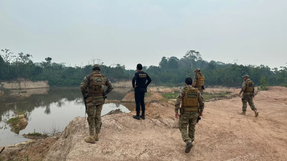 VÍDEO: PF realiza operação contra queimada ilegal no Amazonas