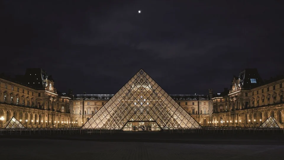 Museu do Louvre, em Paris, é evacuado por ‘razões de segurança’ após ameaça