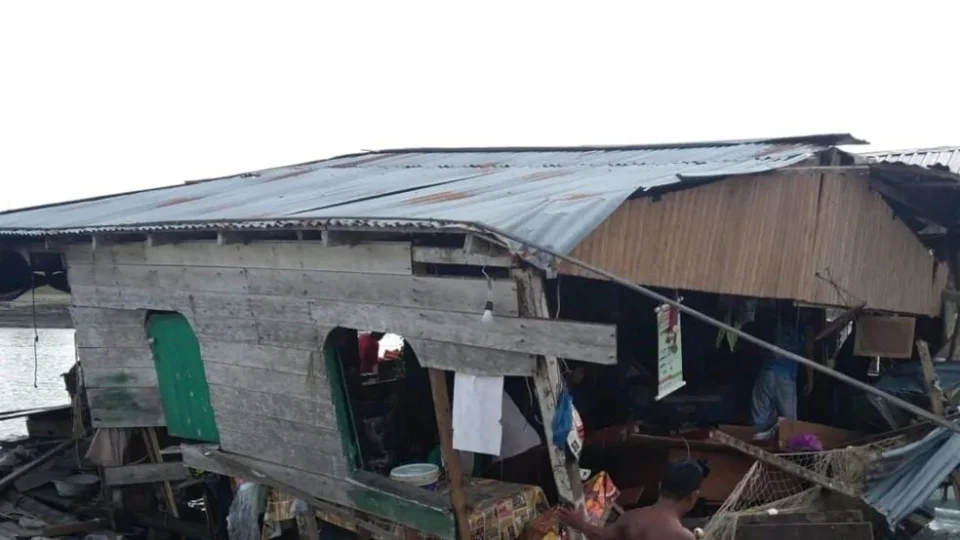 Pescador morre após deslizamento de terra em flutuante em Urucurituba-AM