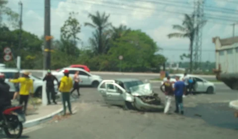 Carro atinge caminhão e deixa 4 feridos no Distrito Industrial, Zona Leste de Manaus 