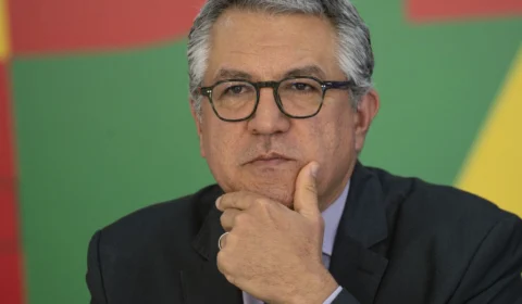 País recebe pedidos de ajuda mas afirma prioridade em repatriar brasileiros