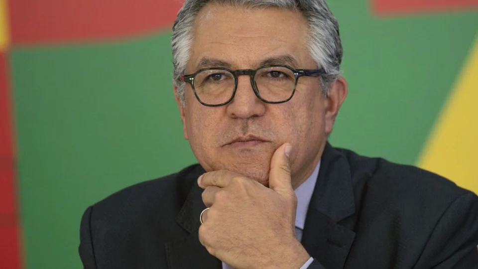 País recebe pedidos de ajuda mas afirma prioridade em repatriar brasileiros