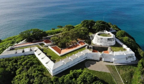 Bilionário fecha ponto turístico em Fernando de Noronha para seu casamento