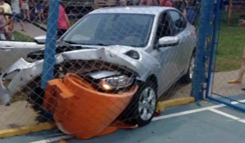 VÍDEO: carro invade praça e atropela crianças no interior de São Paulo