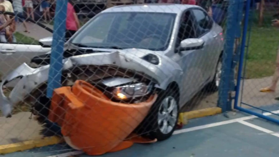 VÍDEO: carro invade praça e atropela crianças no interior de São Paulo